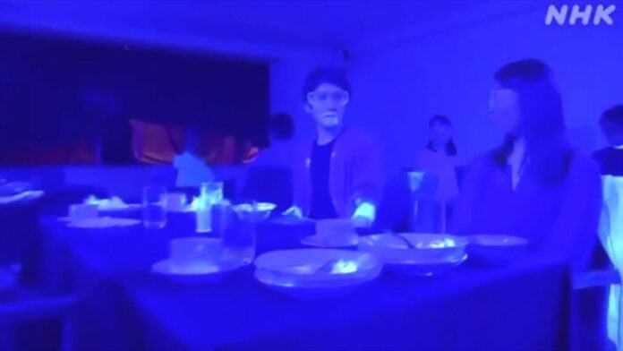 Black light experiment shows how quickly virus like COVID-19 can spread at restaurant