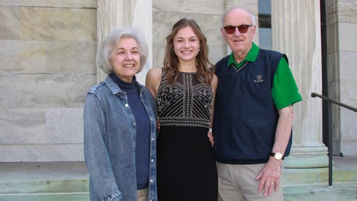 Teen left orphaned after murder-suicide earns $120G college scholarship through golf caddying