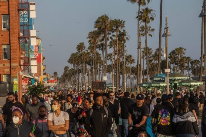 Americans Pack Beaches, Boardwalks, Parties on Memorial Day Weekend