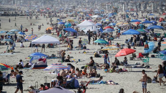 Memorial Day beach crowds lead to mixed messages from officials on coronavirus