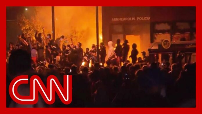 CNN reporter says ‘zero’ police presence as Minneapolis precinct burns