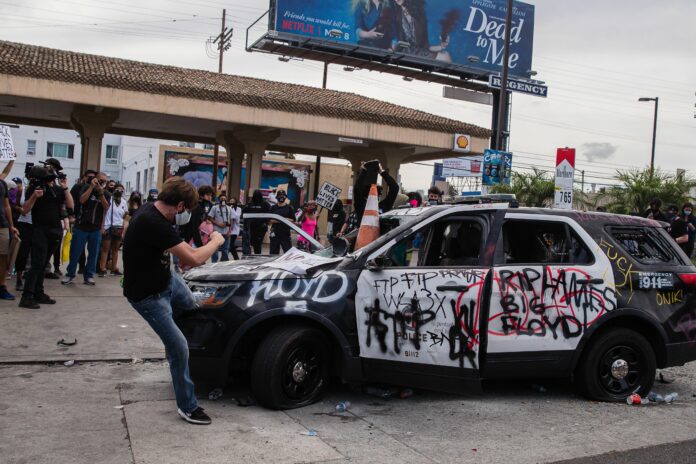 Live updates: Police and protesters clash in another night of violence after killing of George Floyd