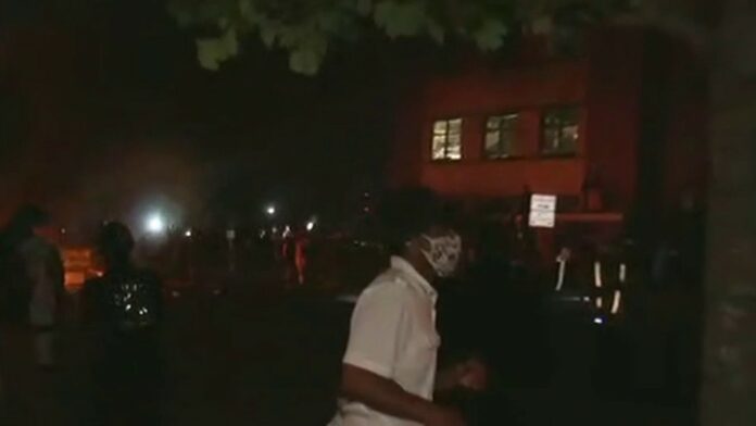 Minneapolis police officers appear to abandon Third Precinct building