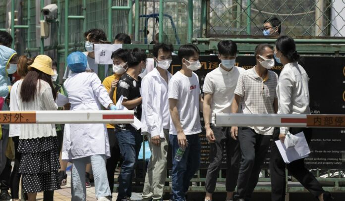 Beijing raises threat COVID-19 level, closes schools