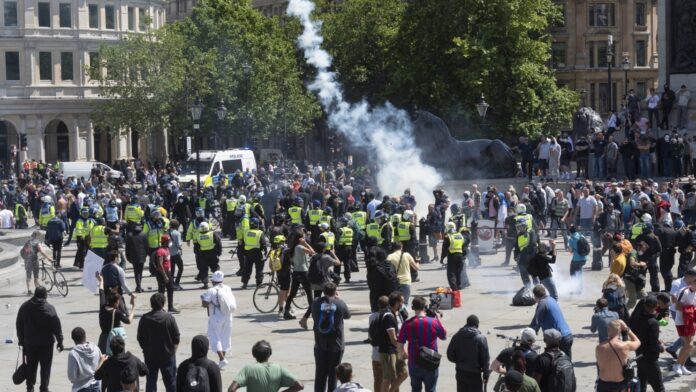 Far-right protesters clash with police in London