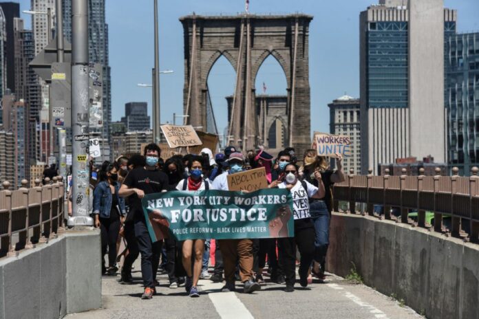 Former and current de Blasio staffers march to protest his defense of NYPD