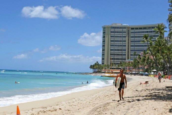 Hawaii extends 14-day coronavirus quarantine for all incoming travelers