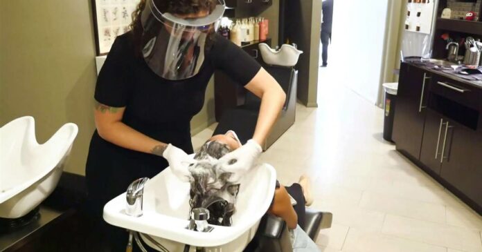 How did 140 people avoid coronavirus at salon where 2 stylists tested positive?