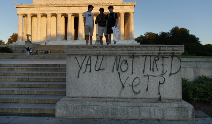Lincoln Memorial, WWII Memorial defaced by vandals in rioting
