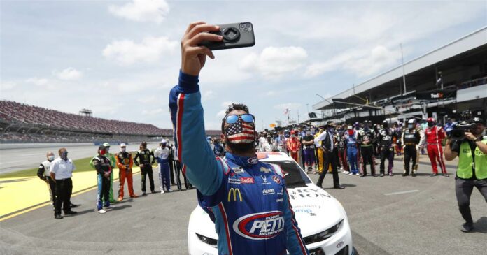 NASCAR drivers stand behind Bubba Wallace after noose incident