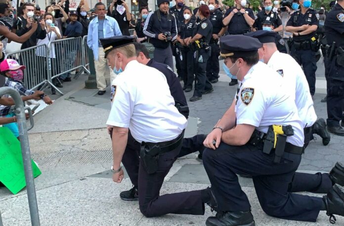 NYPD lieutenant apologizes to colleagues for kneeling during protest
