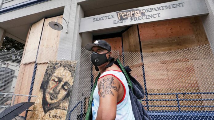 Seattle protesters storm City Hall, demand mayor resign after driving police out of area, declaring autonom…