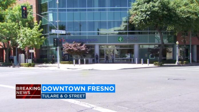 Security guard tackles man trying to rob downtown Fresno bank, helps police arrest him -TV