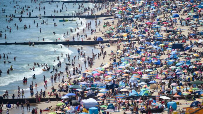 Thousands crowd British beaches, ignoring social distancing and risking COVID-19 exposure