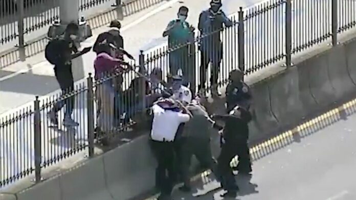 NYPD seeks man who attacked police with wooden object during Brooklyn Bridge protest