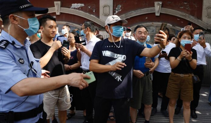 U.S. leaves China consulate in Chengdu as huge crowds gather
