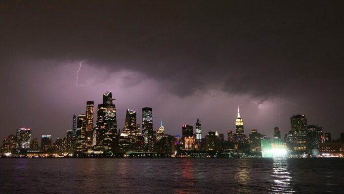 New York City power outage reported in Manhattan